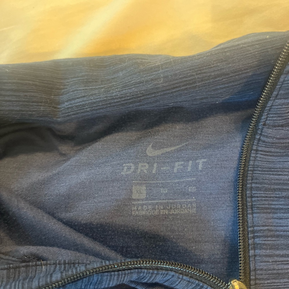 Men’s Nike DriFit quarter zip pullover - Picture 3 of 3